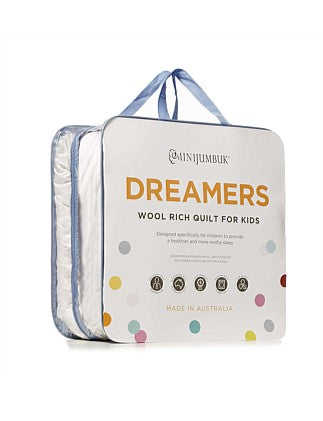 a product packaging for a "Dreamers" quilt designed specifically for children to provide a healthy and more comfortable sleep.